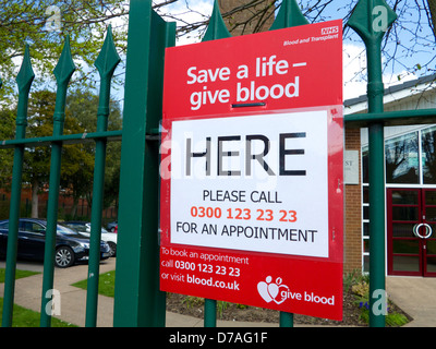 Le don de sang en le Royaume-Uni - Veuillez donner du sang - Affiche à l'extérieur centre de jour à Redditch, Worcestershire Banque D'Images