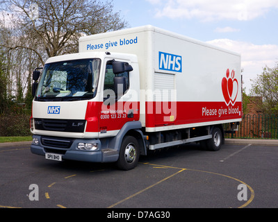 Le don de sang en le Royaume-Uni - Veuillez donner du sang - Camion à l'extérieur centre de jour à Redditch, Worcestershire Banque D'Images