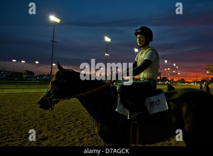 Louisville, Kentucky, USA. 2e mai 2013. Rosie Jockey Nápravnik exerce un non-Derby cheval pendant les entraînements du matin pour le Derby du Kentucky à Churchill Downs à Louisville, Kentucky, le 2 mai 2013. (Crédit Image : Crédit : Scott Serio/Eclipse/ZUMAPRESS.com/Alamy Live News) Banque D'Images