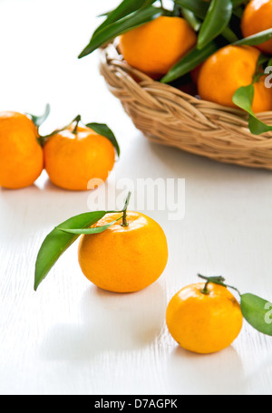 Les oranges fraîches dans un panier de bambou Banque D'Images