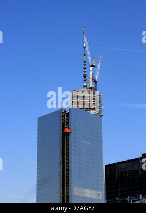 New York, USA. 2e mai 2013. La section finale du World Trade Center spire est mis en place rendant le bâtiment le plus haut de l'hémisphère occidental. Crédit : Christopher Penler / Alamy Live News Banque D'Images