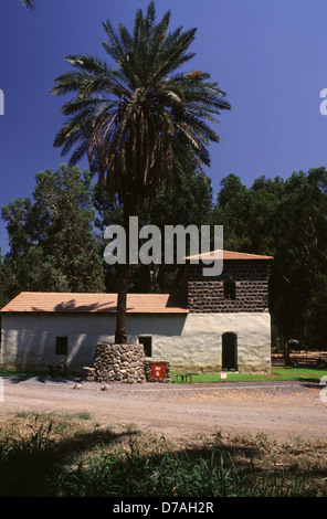 Vue sur le moteur restauré maison situé à l'entrée au kibboutz Kinneret appelé Beit HaMotor en hébreu, construit en 1910 et installé la première station de pompage qui, pendant de nombreuses années, a servi à l'irrigation par pompage de l'eau de la mer de Galilée, de Tibériade, également ou le lac de Tibériade, un vaste lac d'eau douce dans le nord d'Israël Banque D'Images