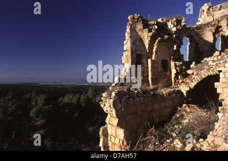 Ruines d'un château des Croisés de la colline connue comme Khirbat Jiddin basé sur le Iudyn à temps des croisades château construit par l'Ordre Teutonique après 1220, détruit par le sultan mamelouk Baibars quelque part entre 1268 et 1271, reconstruit et agrandi par le souverain Bédouin Zahir al-Umar comme Qal'Jiddin Jiddin (Château) dans les années 1760 et à nouveau détruit par Ahmed Jezzar Pasha vers 1775 situé au parc national de la forteresse de Yehiam dans l'ouest de la région de Galilée Banque D'Images