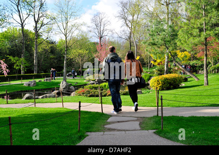 Un couple en train de marcher dans Holland Park, Londres, UK. Banque D'Images