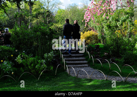 Un couple en train de marcher dans Holland Park, Londres, UK. Banque D'Images