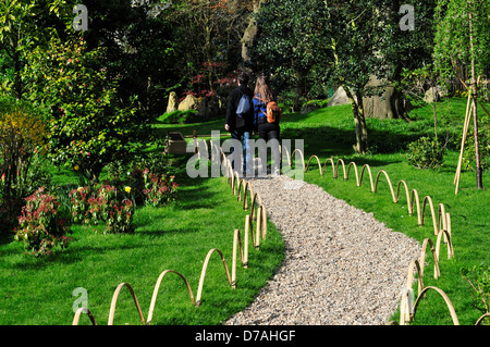 Un couple en train de marcher dans Holland Park, Londres, UK. Banque D'Images