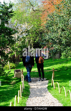 Un couple en train de marcher dans Holland Park, Londres, UK. Banque D'Images