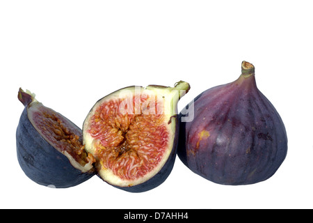 Figues mûres fraîches close-up isolé sur blanc. Banque D'Images