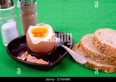 Soft-oeuf dur et du pain sur fond vert Banque D'Images