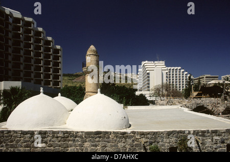 Vue d'un minaret de la mosquée de mer construit en 1702 qui a été appelé Al-Raml Mosquée, la Mosquée Al-Sha'bi, ou communément Al-Bahri mosquée qui a été abandonnée après que les Arabes ont fui ou ont été expulsés de la ville pendant la guerre de 1948 se trouve au milieu des hôtels modernes complexe dans la ville de Tibériade, sur les rives de la mer du Nord d'Israël ​​Galilee . Banque D'Images