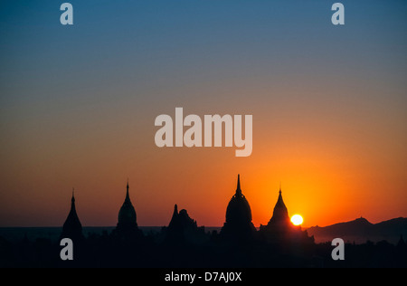 Lever de soleil sur Bagan, Birmanie (Myanmar) avec la silhouette du temple Banque D'Images