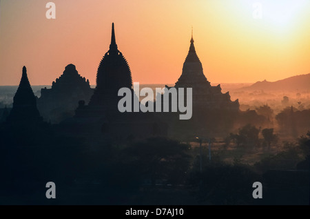 Lever de soleil sur Bagan, Birmanie (Myanmar) avec la silhouette du temple Banque D'Images