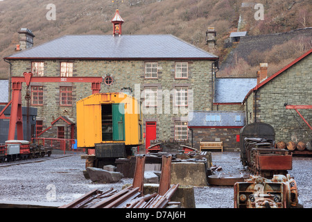 Machines anciennes dans la cour du Welsh National Slate Museum à Llanberis, Gwynedd, au nord du pays de Galles, au Royaume-Uni, en Grande-Bretagne Banque D'Images