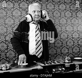 Un grand-père âgé très funky mixage dj records Banque D'Images