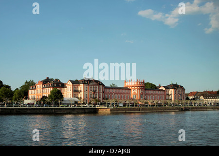 Palais de Biebrich Wiesbaden en vu du Rhin Banque D'Images