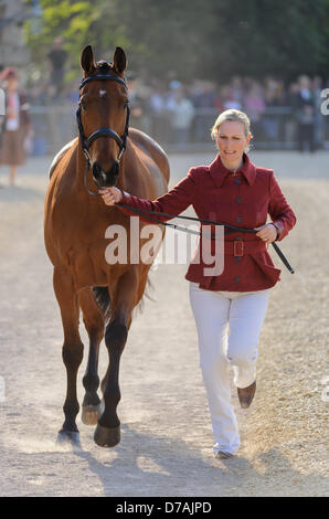 Badminton, Gloucs, 2e mai 2013. Zara Phillips et son cheval Haut Royaume passent la première inspection vétérinaire au début de Badminton Horse Trials. Credit : Nico Morgan / Alamy Live News Banque D'Images