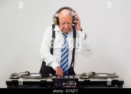 Un grand-père âgé très funky mixage dj records Banque D'Images