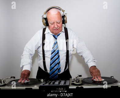 Un grand-père âgé très funky mixage dj records Banque D'Images