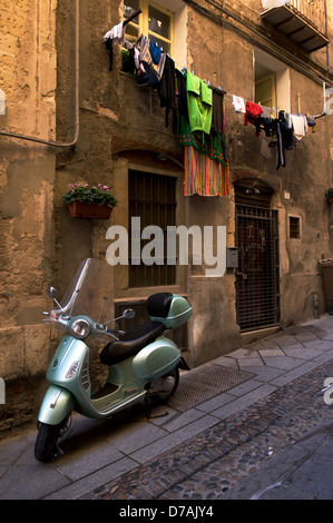 Une mobylette dans les rues de Cagliari en Sardaigne Banque D'Images