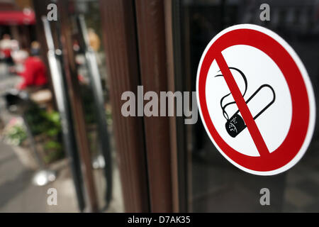 D'interdiction de fumer est suspendu à la porte d'un restaurant à Duesseldorf, Allemagne, 30 avril 2013. À compter du 01 mai, le resserrement des restrictions sur le tabagisme entrera en vigueur dans l'état allemand de Rhénanie du Nord-Westphalie. Les nouvelles lois sur la protection des non-fumeurs permettra d'éliminer les échappatoires. Photo : Martin Gerten Banque D'Images