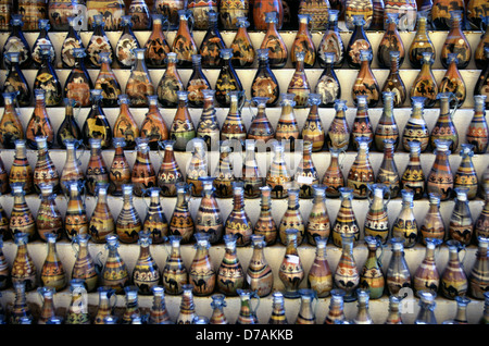 Pile de bouteilles de sable avec différentes sortes de sable de couleur, prises à partir de la gorge de Petra en vente dans une boutique de souvenirs à Amman Jordanie Banque D'Images