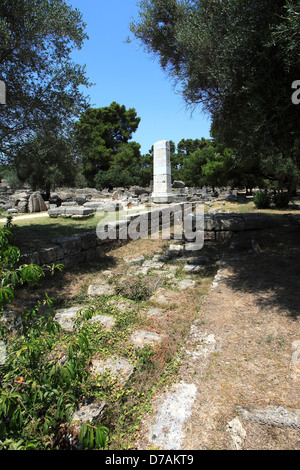 Vue sur le Temple de Zeus à l'ruiné le centre sportif de l'antique Olympie, Grèce continentale, l'Europe. Banque D'Images