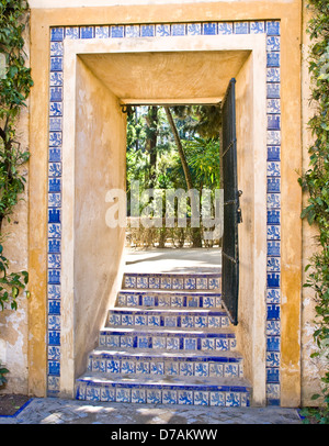 Carrelage azulejos décoratifs archway Alcazar Gardens site du patrimoine mondial de l'UNESCO Séville Andalousie Andalousie Espagne Europe Banque D'Images