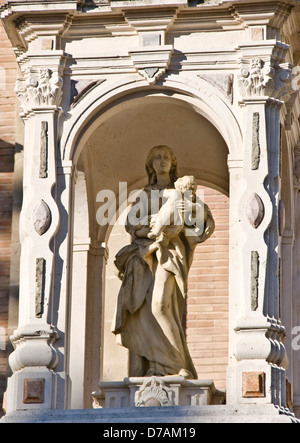 Culte avec statue de la Vierge Marie et l'enfant Jésus dans la Plaza Virgen de los Reyes Séville Andalousie Espagne Europe Banque D'Images