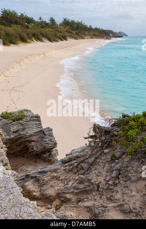 Vue sur l'une des Bermudes, les plages de la rive sud de la baie de Warwick Long. Banque D'Images