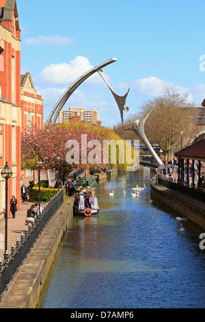 Sculpture d'Autonomisation enjambant la rivière Witham en face de l'eau dans le centre commercial City Square, Lincoln, Lincolnshire, Angleterre, Royaume-Uni. Banque D'Images