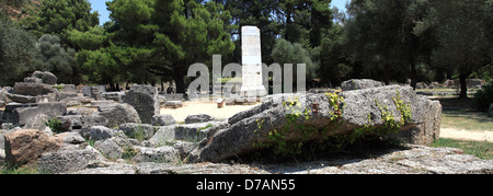 Vue sur le Temple de Zeus à l'ruiné le centre sportif de l'antique Olympie, Grèce continentale, l'Europe. Banque D'Images