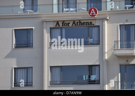 Femme dans sa chambre d'hôtel à Athènes, Grèce. Banque D'Images
