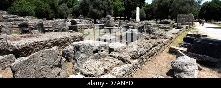 Vue sur le Temple de Zeus à l'ruiné le centre sportif de l'antique Olympie, Grèce continentale, l'Europe. Banque D'Images