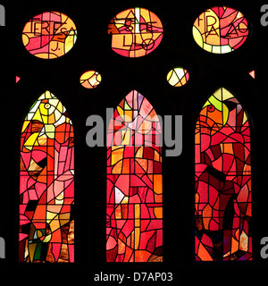 Vitraux de Antonio Gaudi, Templo de la Sagrada Familia ou l'église de la Sainte Famille à Barcelone, Espagne Banque D'Images