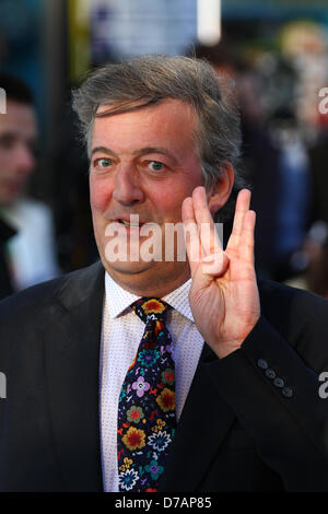 Londres, Royaume-Uni, 2 mai 2013 : Stephen Fry assiste à la première UK de 'Star Trek' dans l'obscurité à l'Empire Cinema. Banque D'Images