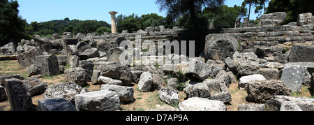 Vue sur le Temple de Zeus à l'ruiné le centre sportif de l'antique Olympie, Grèce continentale, l'Europe. Banque D'Images