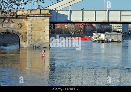 L'inondation sur la rivière Tisza à Szeged Hongrie FEC Inner City bridge detail panneau routier submergé par les eaux de crue sur Rakpart également Banque D'Images