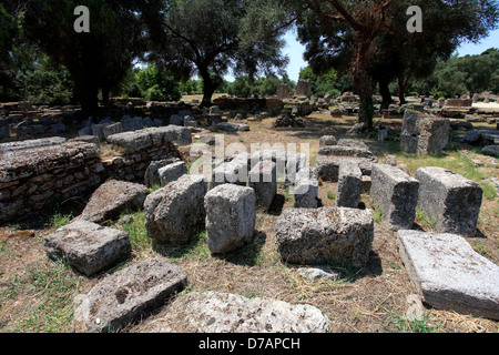 Vue sur le Temple de Zeus à l'ruiné le centre sportif de l'antique Olympie, Grèce continentale, l'Europe. Banque D'Images