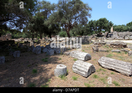 Vue sur le Temple de Zeus à l'ruiné le centre sportif de l'antique Olympie, Grèce continentale, l'Europe. Banque D'Images