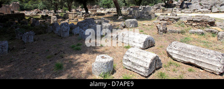 Vue sur le Temple de Zeus à l'ruiné le centre sportif de l'antique Olympie, Grèce continentale, l'Europe. Banque D'Images