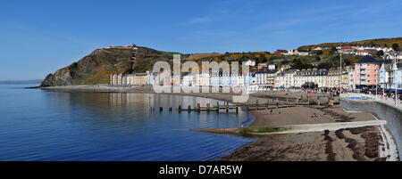 Aberystwyth, Ceredigion, pays de Galles. 2e mai 2013. Les étudiants et les décideurs de profiter de l'après-midi soleil du printemps et ciel bleu au nord, dans la station ville universitaire d'Aberystwyth, l'avant du week-end férié. Crédit : John Gilbey/Alamy Live News Banque D'Images