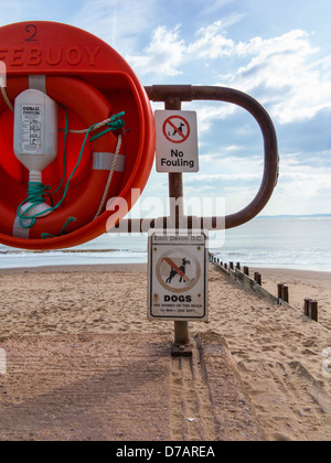 Chiens interdit de ce signe de plage et pas d'encrassement signe sur la plage d'Exmouth, Devon, Angleterre Banque D'Images