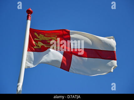 Le drapeau de Sark sur Chief Pleas & sénéchal de la cour du bâtiment, une plus grande Sark, Sark, bailliage de Guernesey, Channel Islands Banque D'Images