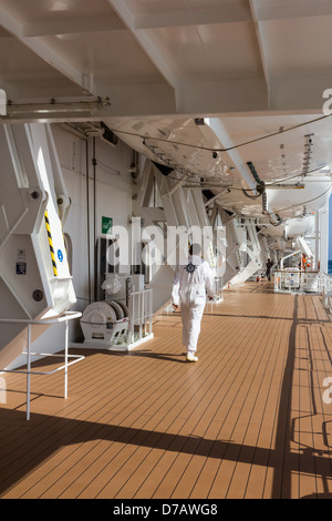 Membre de l'équipe marche le long pont de bateau de croisière MSC Armonia. Banque D'Images