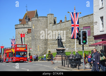 City bus de tourisme par des murs du château de Windsor, High Street, Windsor, Berkshire, Angleterre, Royaume-Uni Banque D'Images