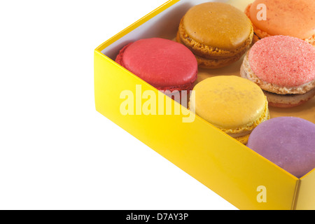 Boîte de macarons aux saveurs variées sur fond blanc Banque D'Images