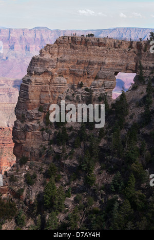 Les visiteurs explorent haut de Angel's window sur North Rim du Grand Canyon, Arizona usa kanab Banque D'Images