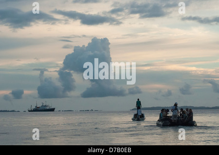 Une expédition partie de croisière au crépuscule retour au navire-mère au large de Kolombangara, dans les Îles Salomon Banque D'Images