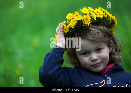 Petite fille ange avec une couronne de fleurs de pissenlits Banque D'Images