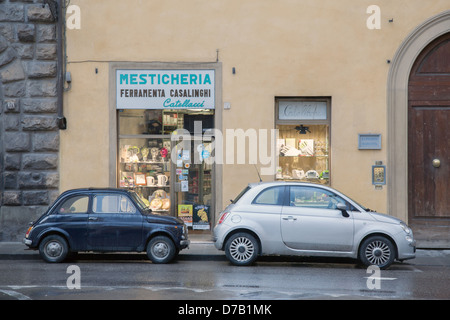 Nouvelle et Ancienne Fiat 500 voiture à l'extérieur de magasin traditionnel à Florence, Italie Banque D'Images